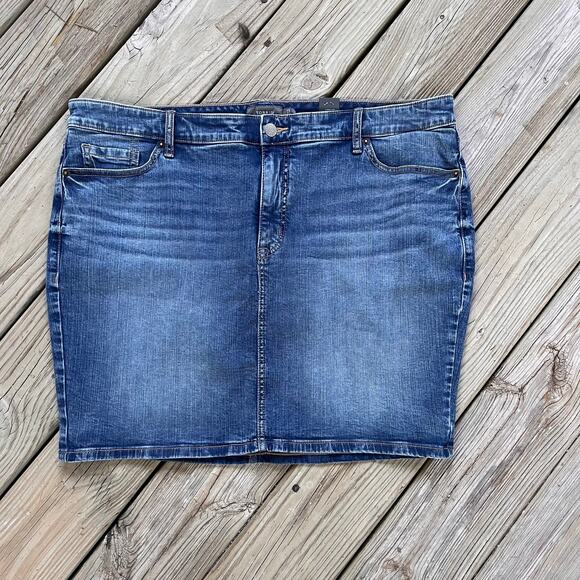 Torrid Women's Blue Denim Mini Skirt Size 20. NWOT - Picture 1 of 8